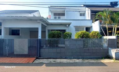 Rumah 2 Lantai Sudah Renovasi Dalam Klomplek Petukangan Selatan