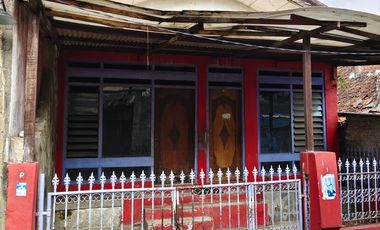 DIJUAL RUMAH TUA SUPER STRATEGIS – CUMA SELANGKAH KE ALUN-ALUN CIMAHI!