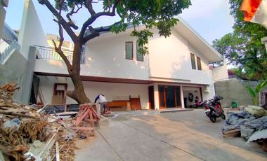 Disewakan Rumah 2lt Semifurnished di Kebayoran Baru - Jakarta Selatan