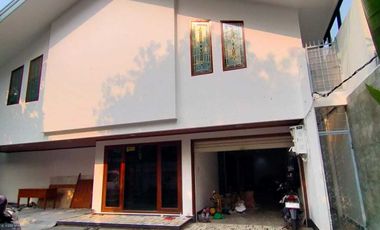 Disewakan Rumah 2lt Semifurnished di Kebayoran Baru - Jakarta Selatan