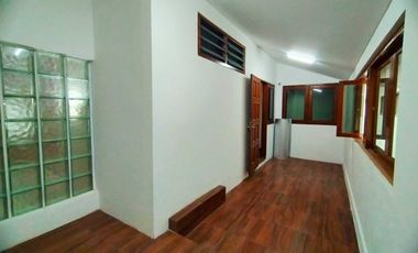 Disewakan Rumah 2lt Semifurnished di Kebayoran Baru - Jakarta Selatan