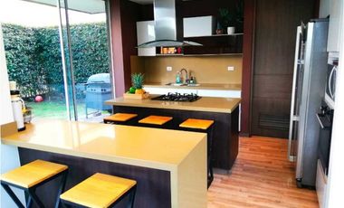 VENDO ILUMINADA CASA EN CONJUNTO CERRADO EN CAJICA (IC)