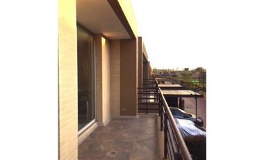 VENDO ILUMINADA CASA EN CONJUNTO CERRADO EN CAJICA (IC)