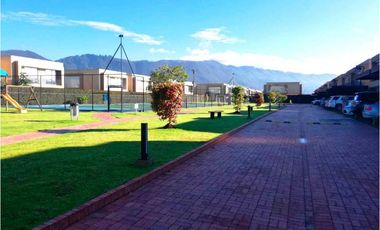 VENDO ILUMINADA CASA EN CONJUNTO CERRADO EN CAJICA (IC)