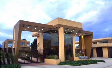 VENDO ILUMINADA CASA EN CONJUNTO CERRADO EN CAJICA (IC)