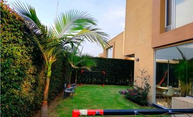 VENDO ILUMINADA CASA EN CONJUNTO CERRADO EN CAJICA (IC)