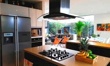 VENDO ILUMINADA CASA EN CONJUNTO CERRADO EN CAJICA (IC)