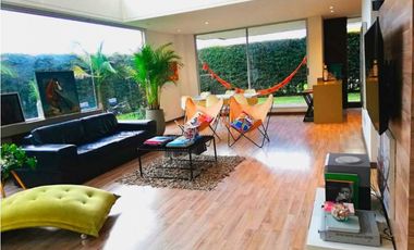 VENDO ILUMINADA CASA EN CONJUNTO CERRADO EN CAJICA (IC)