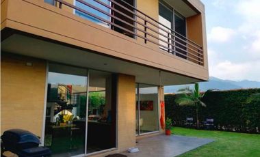 VENDO ILUMINADA CASA EN CONJUNTO CERRADO EN CAJICA (IC)