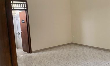 PARKIR 3 MBL DISEWAKAN RMH LUAS SIAP HUNI AKSES PNGGIR JLN 2 MBL TEBET