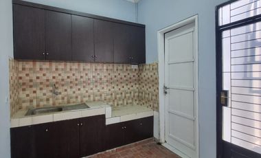 PARKIR 2 MBL DIKONTRAKAN RUMAH BAGUS LUAS 2LT PINGGIR JLN 2 MBL TEBET