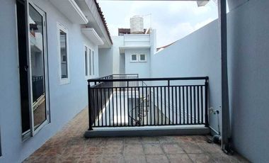 PARKIR 2 MBL DIKONTRAKAN RUMAH BAGUS LUAS 2LT PINGGIR JLN 2 MBL TEBET