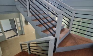 PARKIR 2 MBL DIKONTRAKAN RUMAH BAGUS LUAS 2LT PINGGIR JLN 2 MBL TEBET