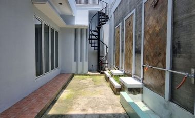 PARKIR 2 MBL DIKONTRAKAN RUMAH BAGUS LUAS 2LT PINGGIR JLN 2 MBL TEBET
