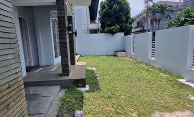 PARKIR 2 MBL DIKONTRAKAN RUMAH BAGUS LUAS 2LT PINGGIR JLN 2 MBL TEBET