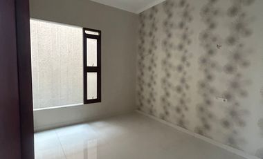 Murah rumah 3 lantai di Setraduta, jalan 2 mobil. Lingkungan oke