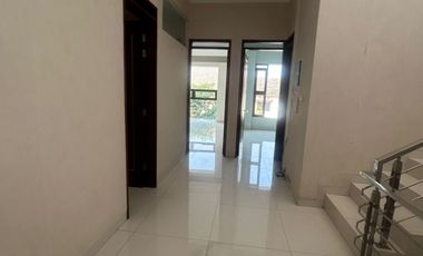 Murah rumah 3 lantai di Setraduta, jalan 2 mobil. Lingkungan oke