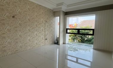 Murah rumah 3 lantai di Setraduta, jalan 2 mobil. Lingkungan oke