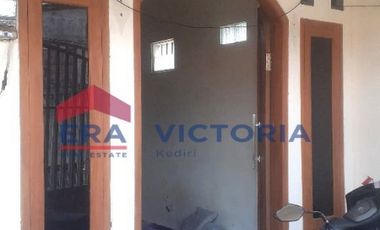 Rumah 2 lantai di Bundaran Sekartaji Kediri