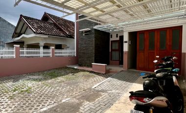 Rumah luas depan masjid dekat pasar kotagede