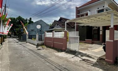 Rumah luas depan masjid dekat pasar kotagede