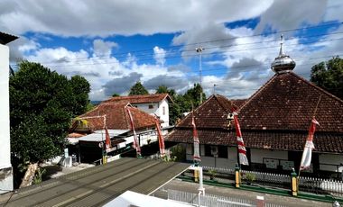 Rumah luas depan masjid dekat pasar kotagede