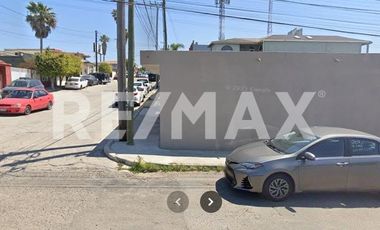 ¡SE VENDE HERMOSA CASA EN TIJUANA, COL. AEROPUERTO! - (3)