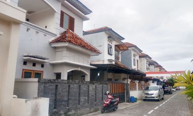 Rumah Bagus 2 lt. Di Perumahan dekat Jalan Raya Colomadu