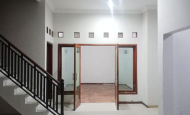 Rumah Bagus 2 lt. Di Perumahan dekat Jalan Raya Colomadu