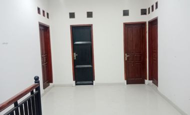 Rumah Bagus 2 lt. Di Perumahan dekat Jalan Raya Colomadu