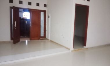 Rumah Bagus 2 lt. Di Perumahan dekat Jalan Raya Colomadu