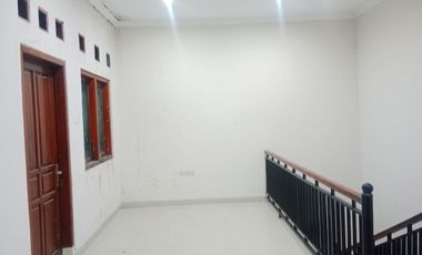 Rumah Bagus 2 lt. Di Perumahan dekat Jalan Raya Colomadu