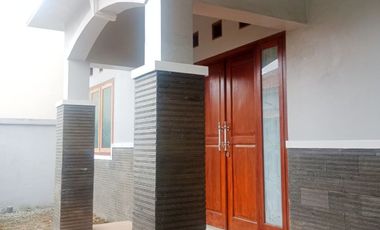 Rumah Bagus 2 lt. Di Perumahan dekat Jalan Raya Colomadu