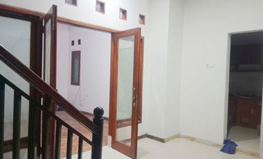 Rumah Bagus 2 lt. Di Perumahan dekat Jalan Raya Colomadu