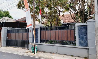Rumah Mewah Luas Asri Ada Halaman & Taman di Tengah Kota Solo