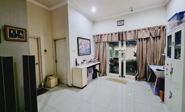 Rumah Mewah Luas Asri Ada Halaman & Taman di Tengah Kota Solo