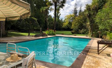 ARRIENDO - Vive Diferente: Casa con Jardines Exóticos, Laguna y Piscina