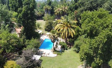 ARRIENDO - Vive Diferente: Casa con Jardines Exóticos, Laguna y Piscina