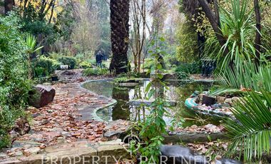 ARRIENDO - Vive Diferente: Casa con Jardines Exóticos, Laguna y Piscina