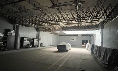 OPORTUNIDAD! Nave industrial con dos bodegas en Venta