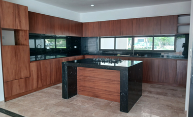 Casa en venta en Mérida, zona norte, 4 hab, 434 m² de construcción