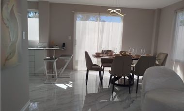 Mitad del Mundo, Hermosa Casa  en Venta,  165m2 con terreno