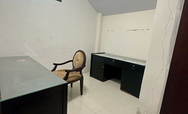 SEWA RUMAH 2 LANTAI  TENGAH KOTA DI KOMP PREMIUM