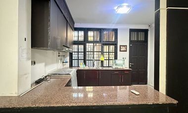 SEWA RUMAH 2 LANTAI  TENGAH KOTA DI KOMP PREMIUM