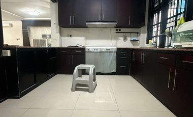 SEWA RUMAH 2 LANTAI  TENGAH KOTA DI KOMP PREMIUM