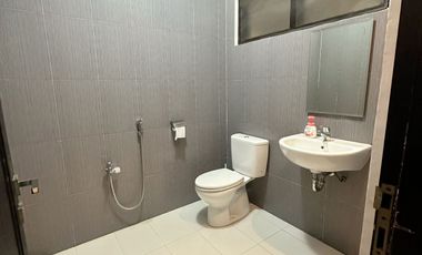 SEWA RUMAH 2 LANTAI  TENGAH KOTA DI KOMP PREMIUM