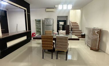 SEWA RUMAH 2 LANTAI  TENGAH KOTA DI KOMP PREMIUM