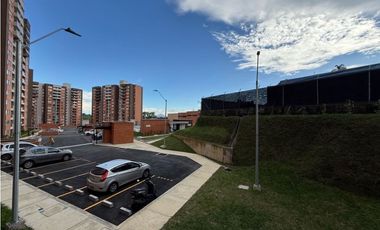 Se vende apartamento en Senderos de San Silvestre con cuarto útil