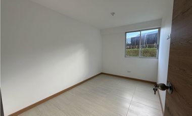 Se vende apartamento en Senderos de San Silvestre con cuarto útil