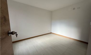 Se vende apartamento en Senderos de San Silvestre con cuarto útil